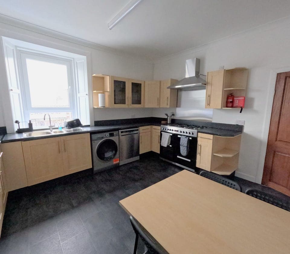 Kitchen
Gas hob, Elec double oven & grill
Washer/dryer
Dishwasher
Fridge/Freezer