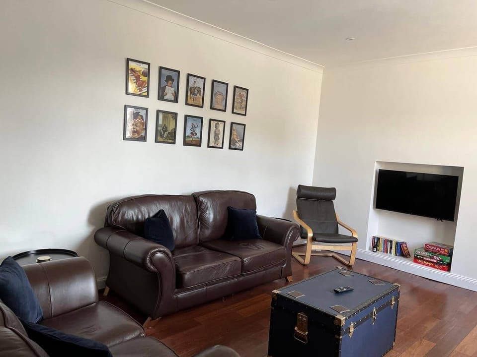 Living Room
Additional single leather seat and Smart TV