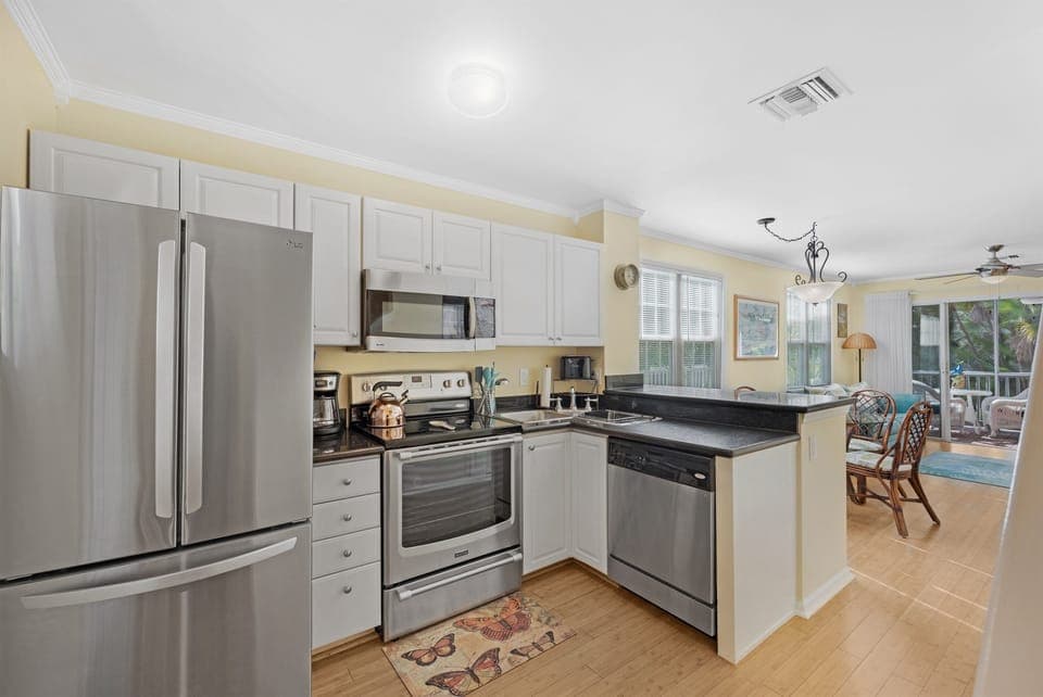 Updated Well Stocked Kitchen