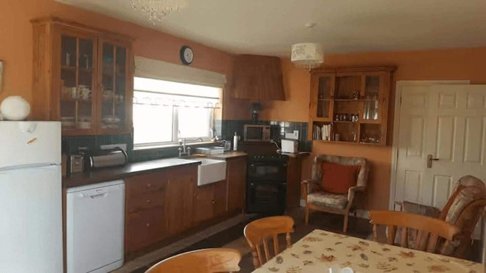 House | Private kitchen | Fridge, microwave, oven, stovetop