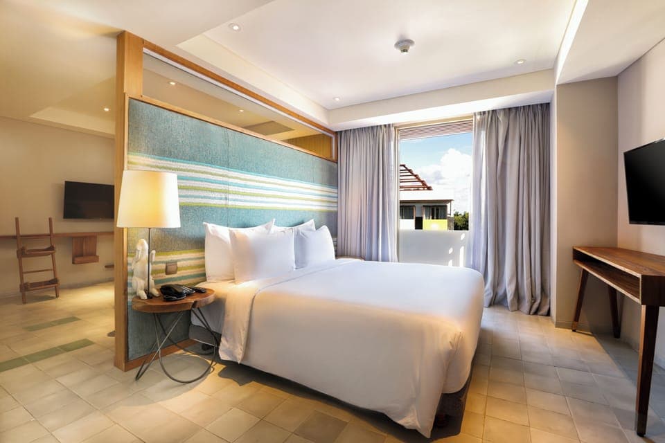 Junior Suite with Complimentary Treats | Premium bedding, in-room safe, desk, laptop workspace