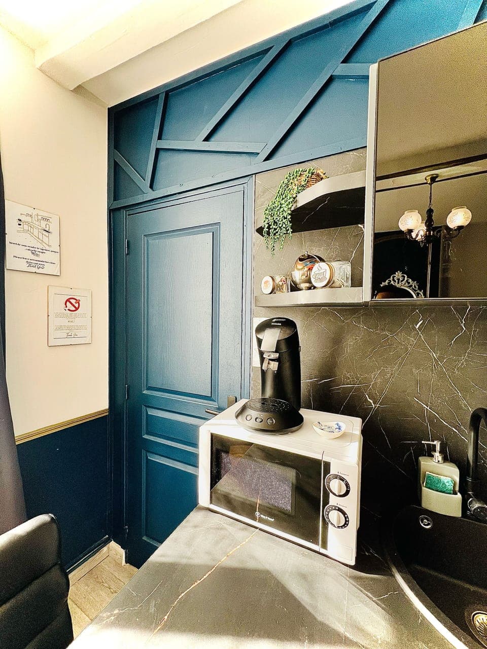 Studio, City View | Living area | 100-cm flat-screen TV with digital channels