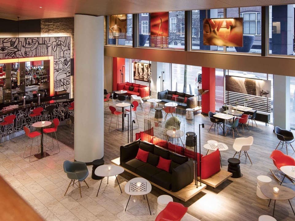 Breakfast, lunch, dinner served; French cuisine 