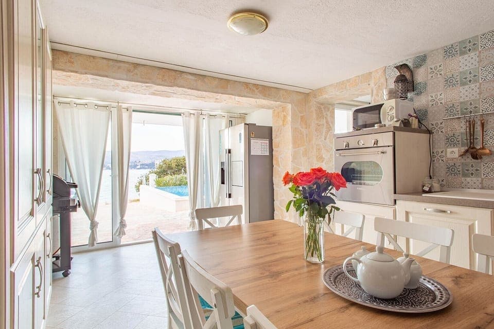 Luxury Beachfront pet friendly villa in Trogir - ground floor of the villa with kitchen, dining area, mobile grill and bathroom