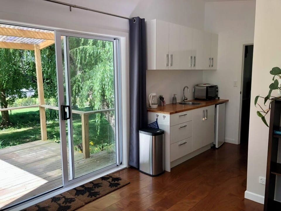 Kitchenette with fridge, oven and the basics to make tea and coffee. 