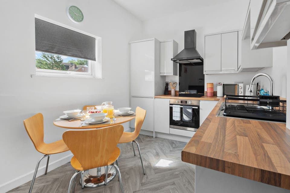 Kitchen and dining area for 4