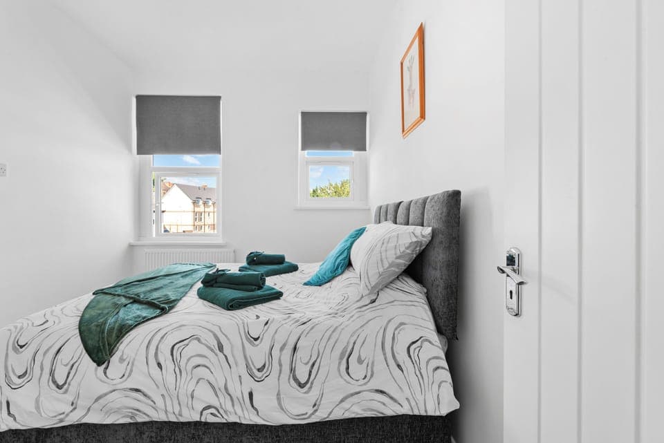 Bedroom with king bed that can be made in to 2 singles