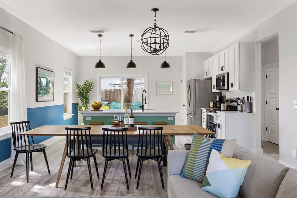 Open space layout for easy connections to everyone. (Golden Hour)