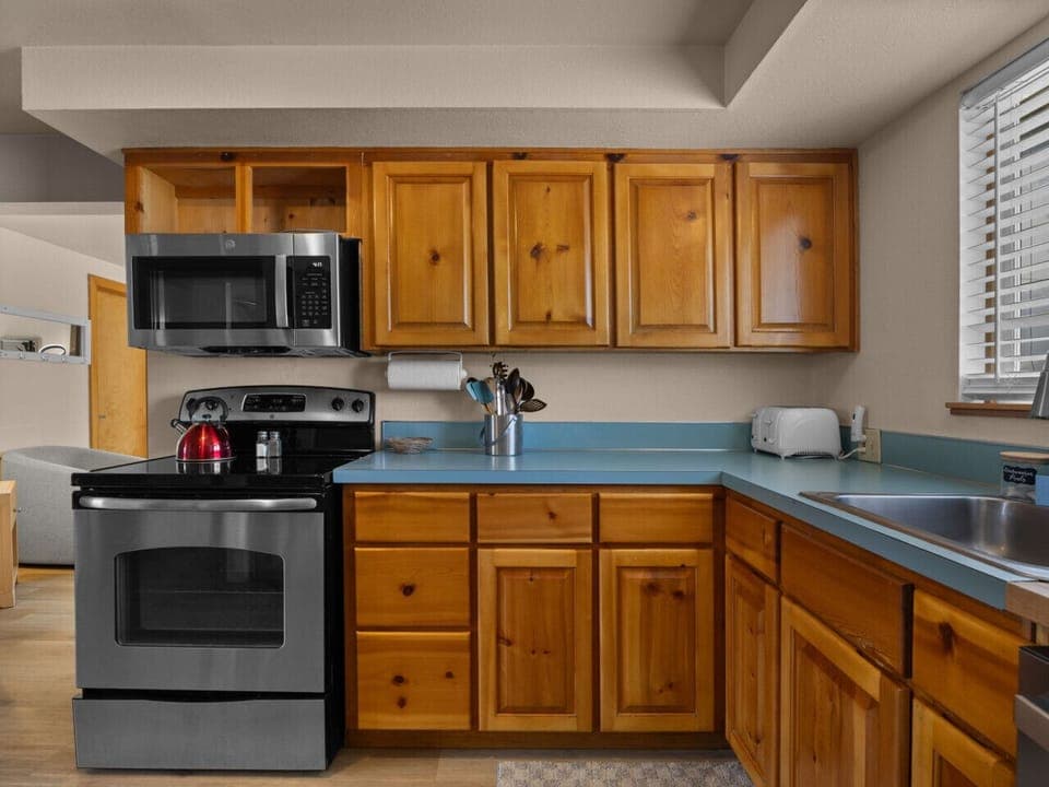 Full kitchen with all the stuffs needed to make great meals and memories!