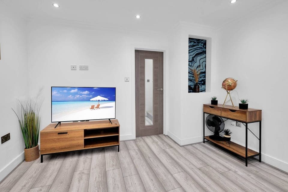 House | Living area | 47-inch Smart TV with satellite channels, Netflix, streaming services