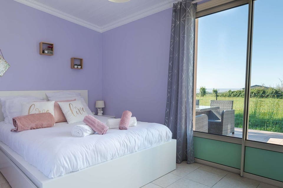Discover this pretty room with a comfortable bed for a pleasant night's sleep. The French window brings in the softness of the light and opens onto the small terrace and the magnificent view of Mt St Michel and its bay.