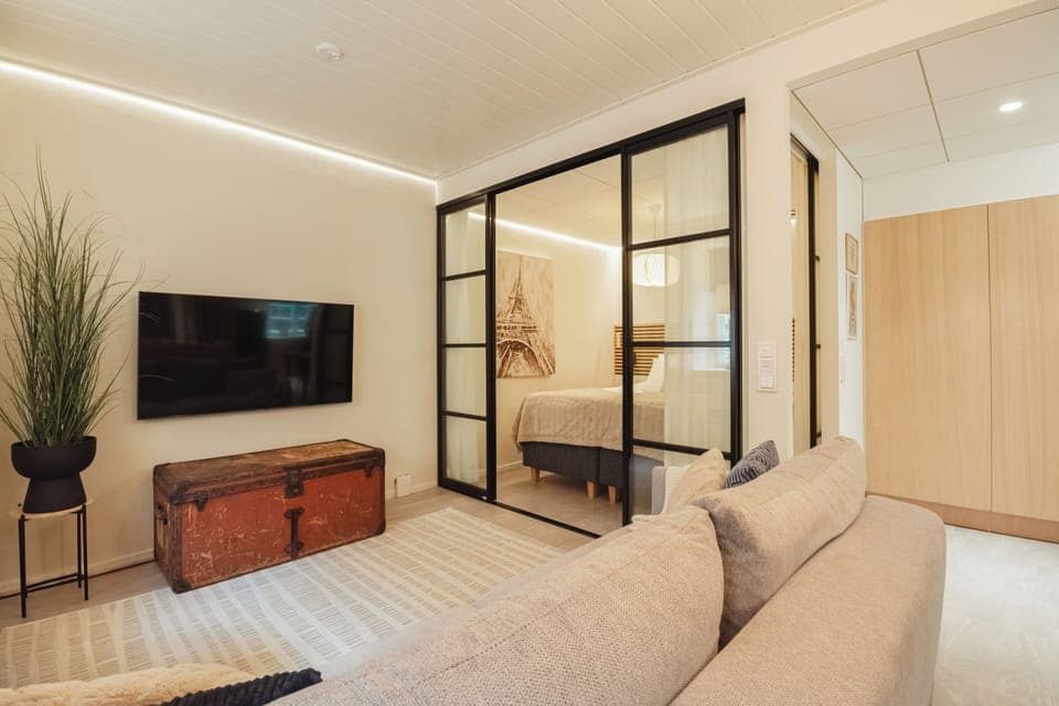 Deluxe Suite | Individually decorated, desk, laptop workspace, blackout drapes