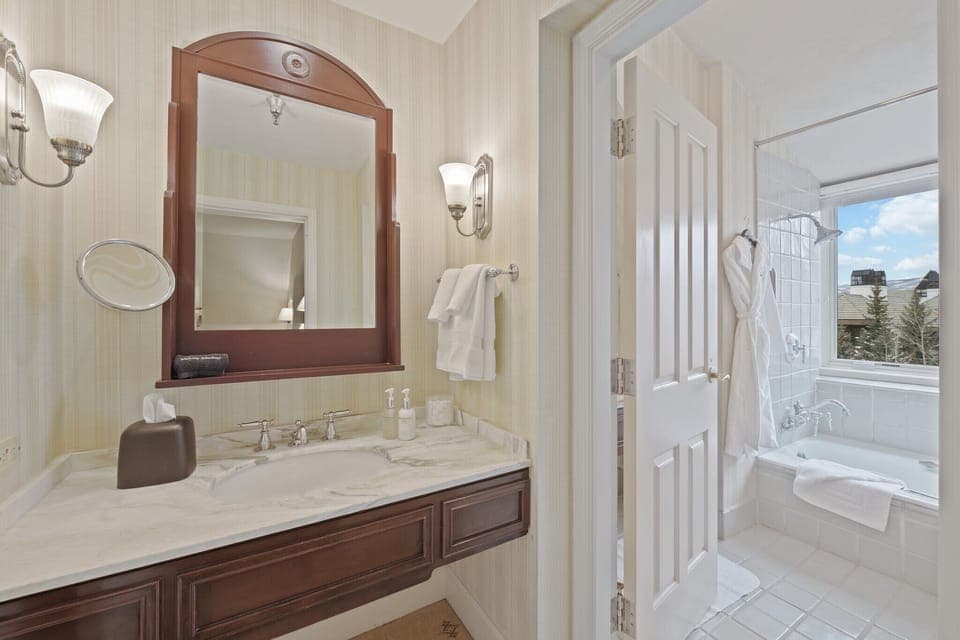 Lodge Room | Bathroom | Combined shower/tub, designer toiletries, hair dryer, bathrobes