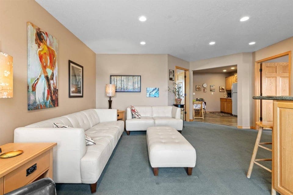 Minutes from multiple great restaurants in Hayden!