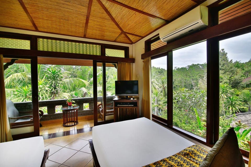 Superior Room | Minibar, in-room safe, individually decorated, individually furnished