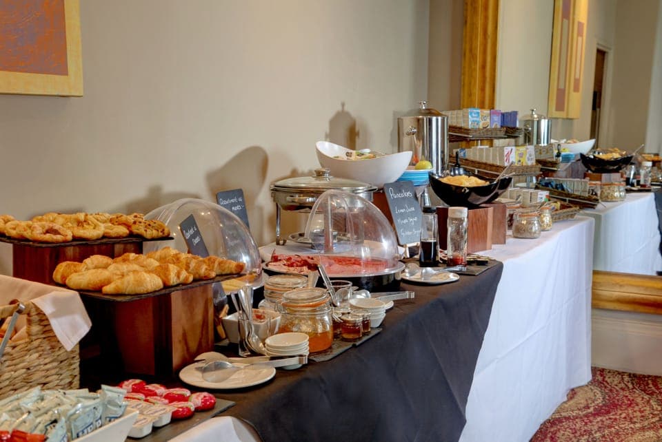 Daily buffet breakfast (GBP 11 per person)