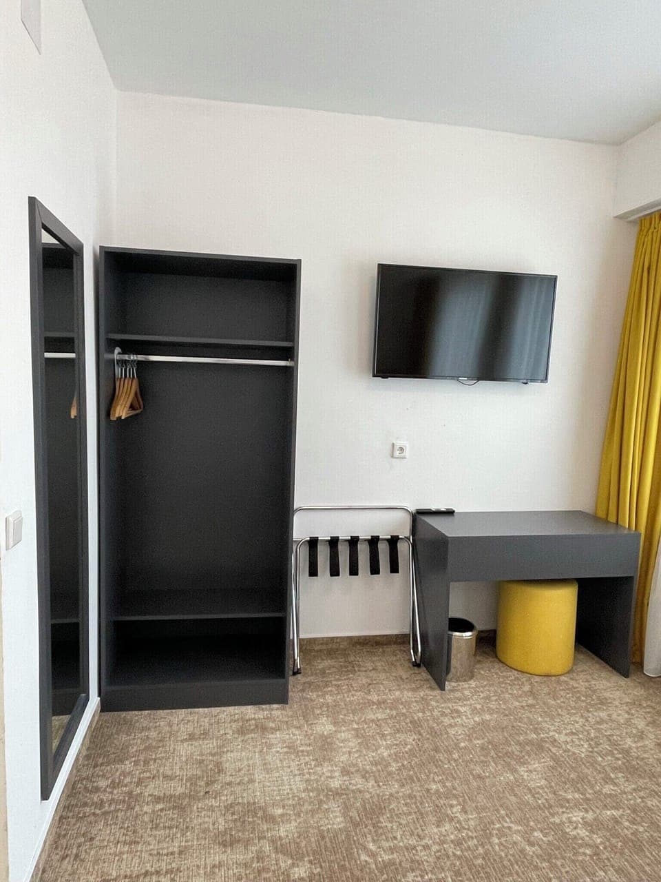 Desk, laptop workspace, free WiFi, bed sheets