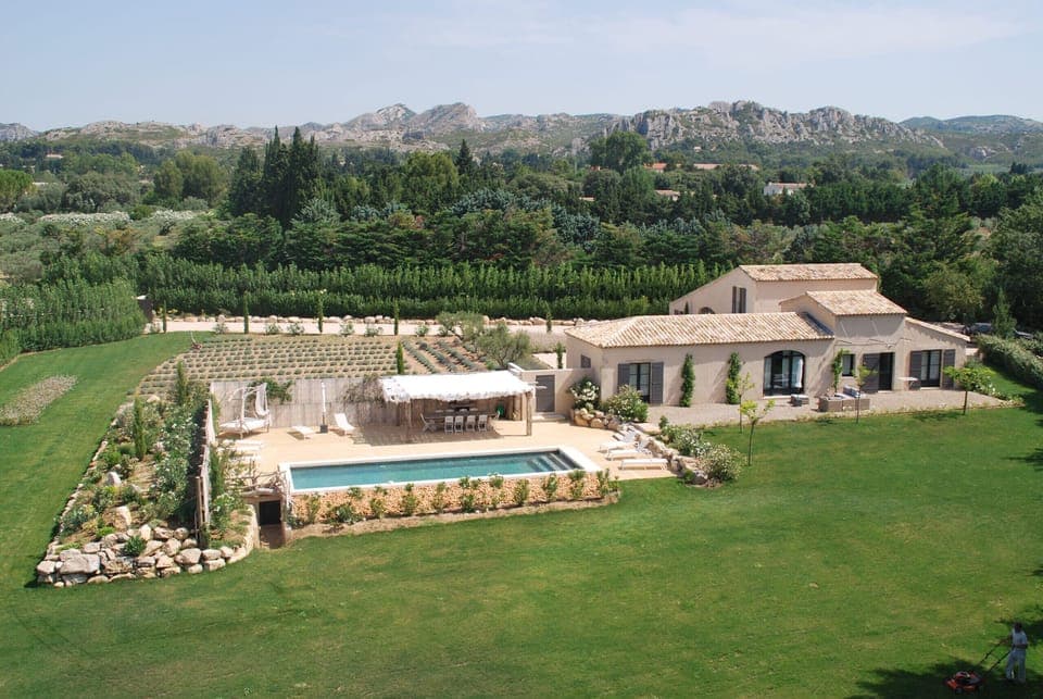 Holiday rental MAUSSANE-LES-ALPILLES, villa for rent with all mod cons and view for 10 people. Online booking with Plaisirs & Maisons de Provence