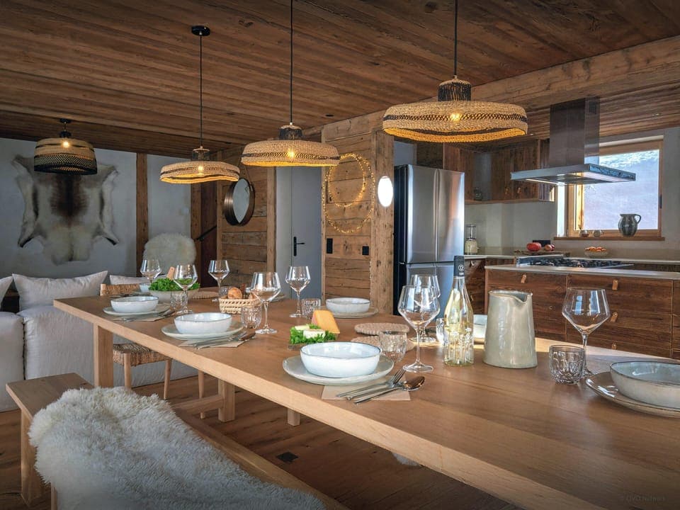 Dining table/kitchen