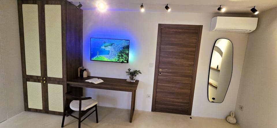 Luxury Double Room, 1 King Bed | Minibar, in-room safe, laptop workspace, blackout drapes