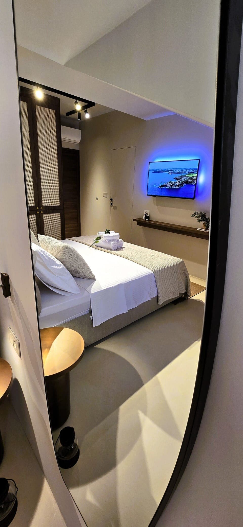 Luxury Double Room, 1 King Bed | Minibar, in-room safe, laptop workspace, blackout drapes