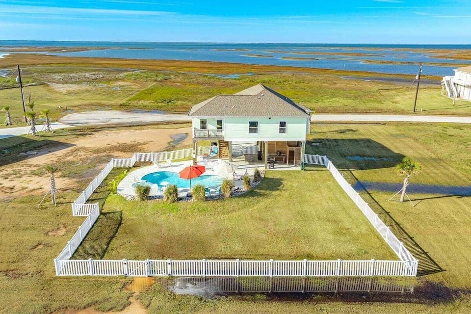 Secluded and luxurious with the best sunset and sunrise views in Galveston!