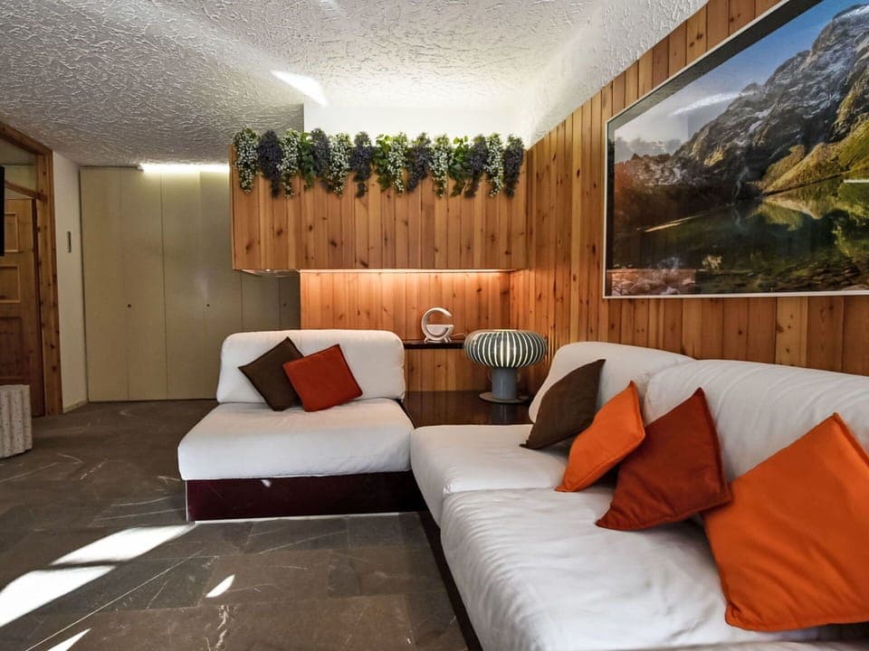 Furniture, Interior Design, Ceiling, Couch, Room, Lighting, Flooring, Floor, Living Room, Apartment