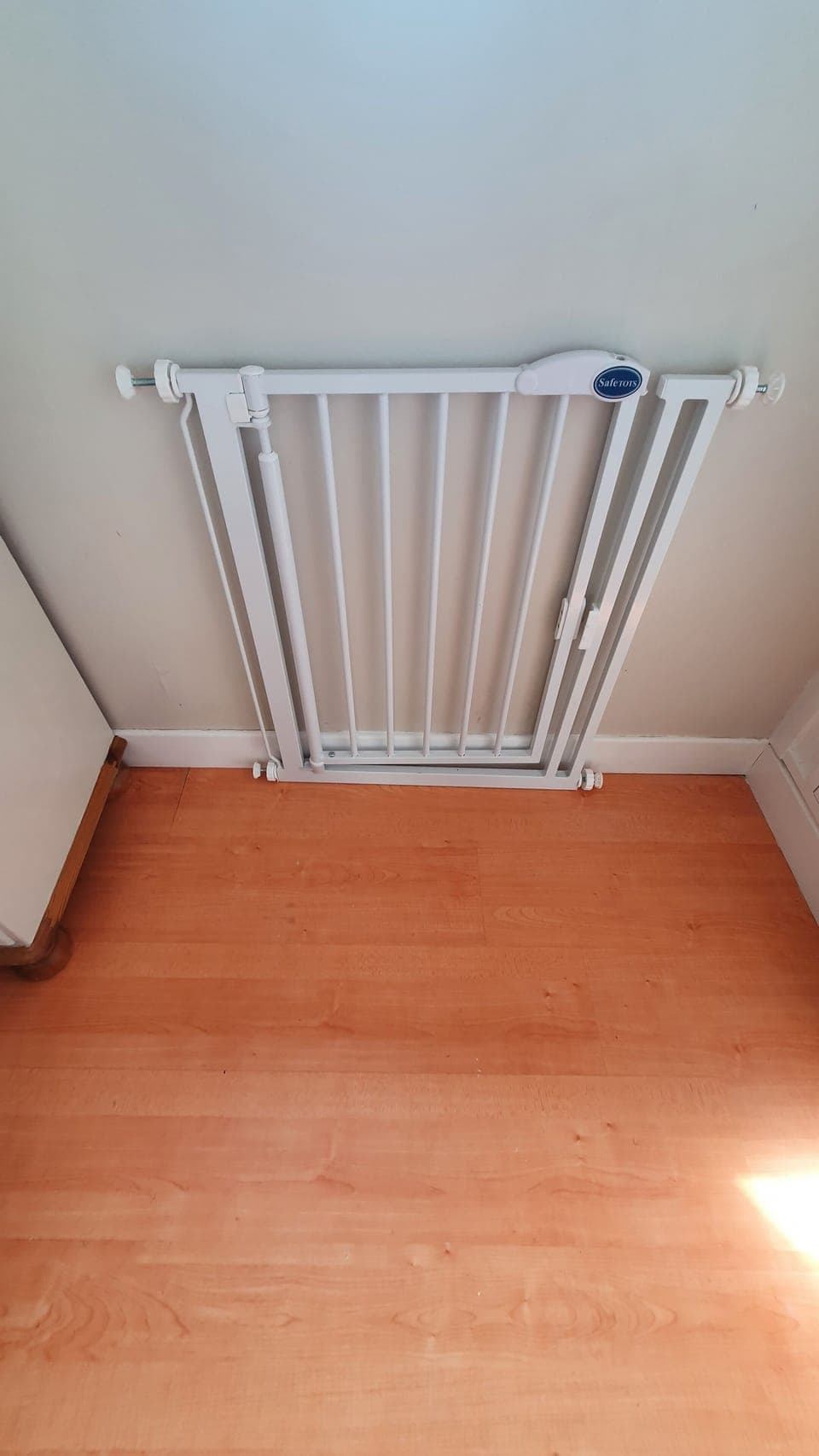 Stair top child gate