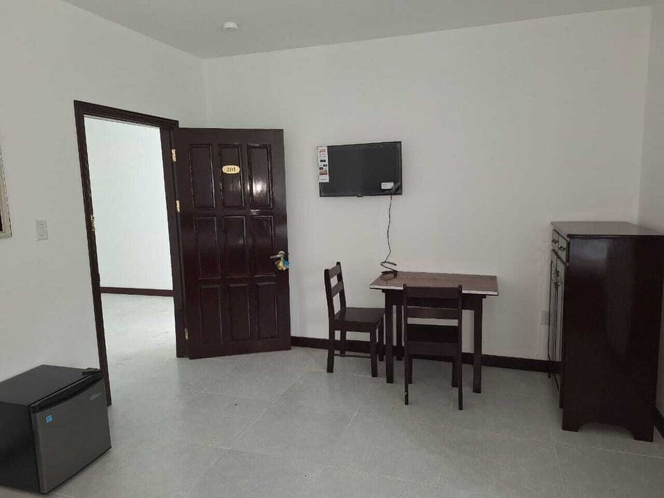 Deluxe Room | Desk, laptop workspace, blackout drapes, soundproofing