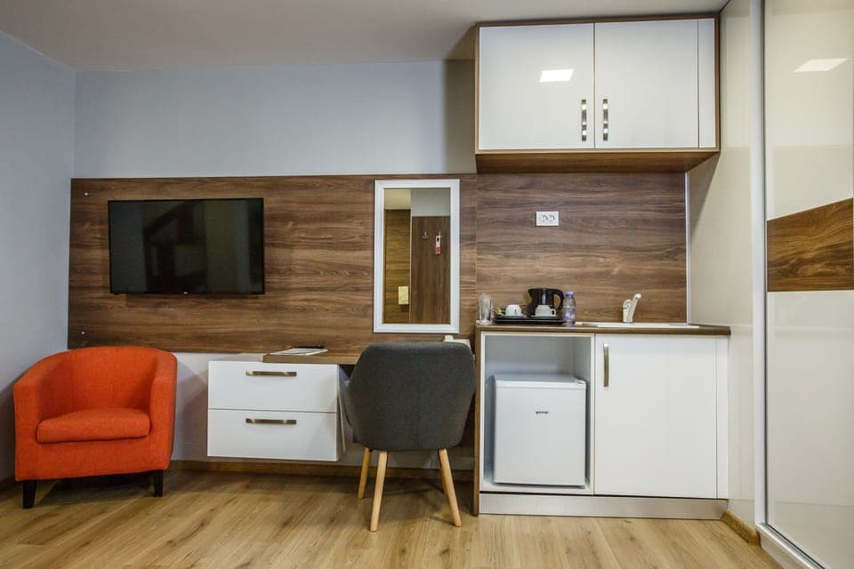 Deluxe Studio, 1 Queen Bed | Minibar, desk, free WiFi, bed sheets