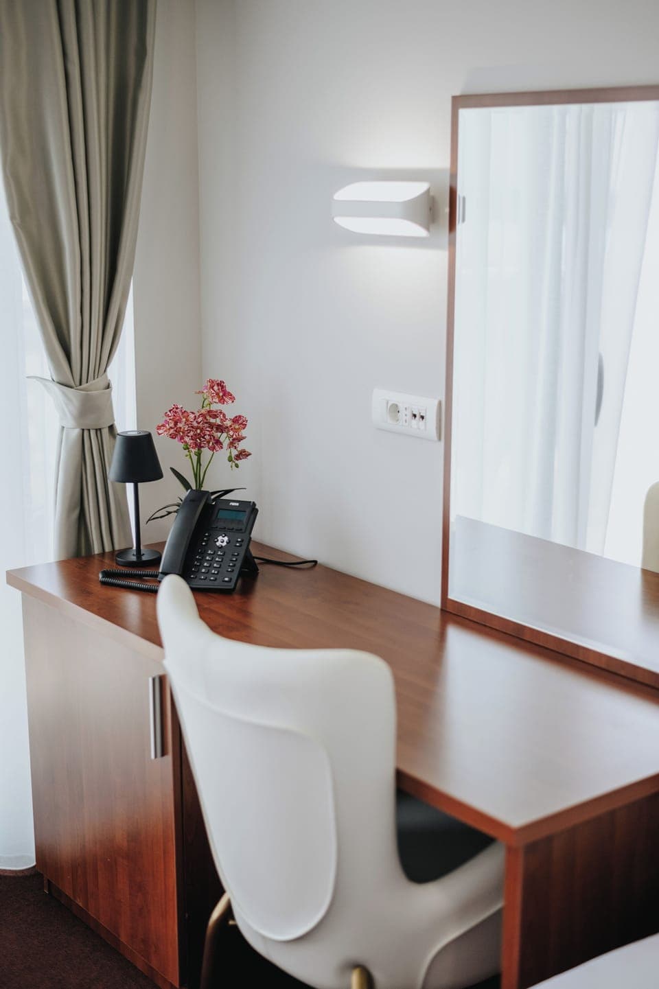 Desk, laptop workspace, soundproofing, free WiFi