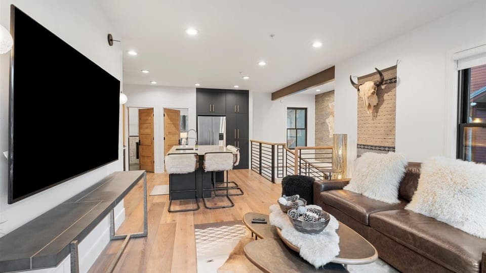 The Silver Buffalo Suite (8321)