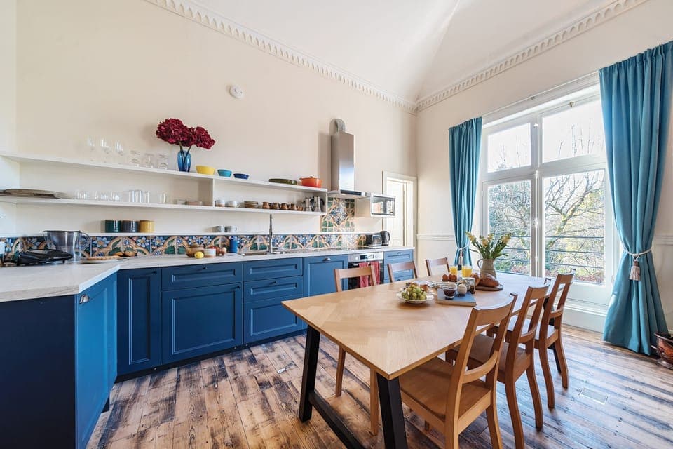 Artist's Studio, Piddlehinton: The attractive kitchen with dining area