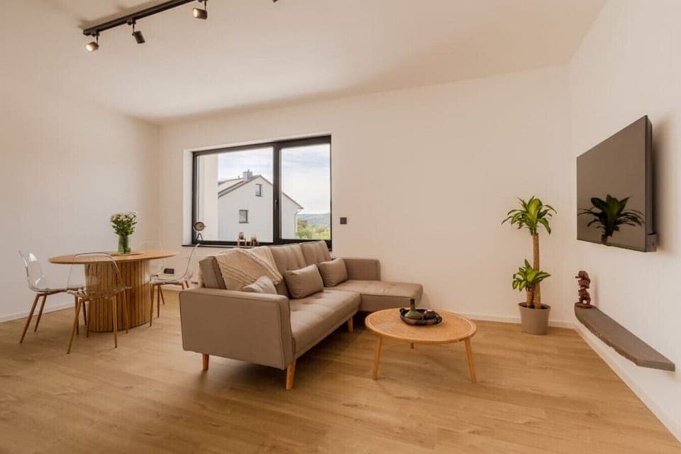 Der großzügige Wohn- und Essbereich lädt Groß und Klein zum Zusammensein ein.