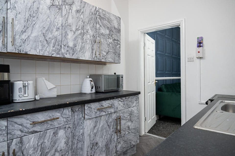 House | Private kitchen | Fridge, microwave, oven, stovetop