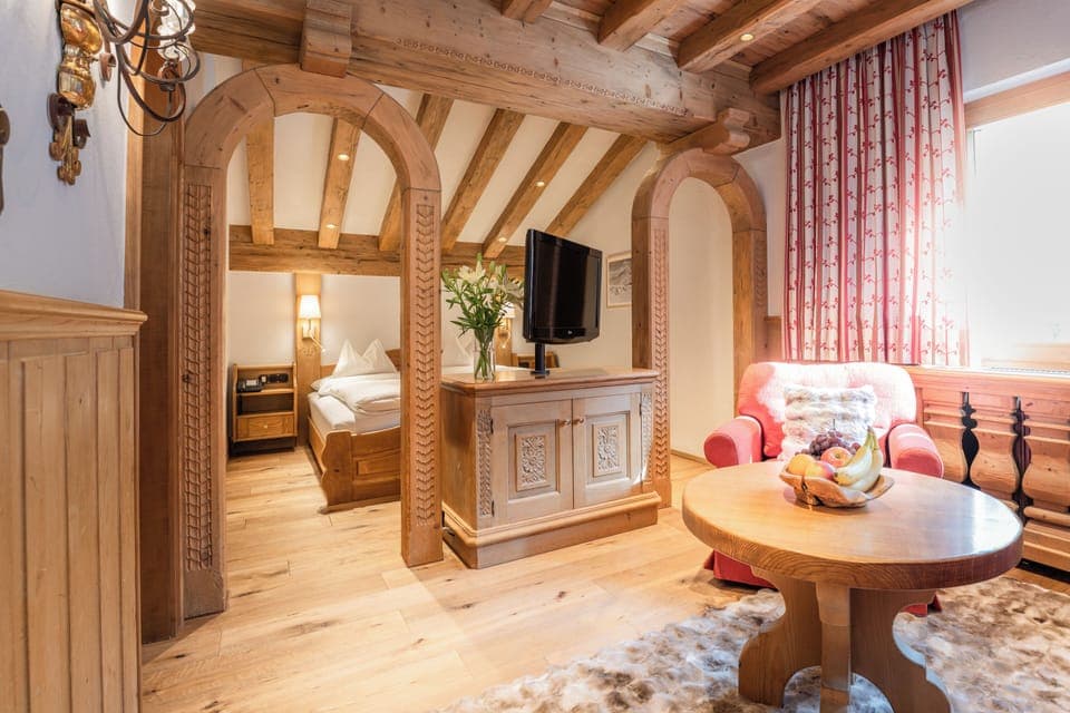 Superior Double Room, Mountain View (Kingsize) | 1 bedroom, hypo-allergenic bedding, in-room safe, desk