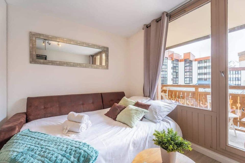 Canapé lit. Couvertures supplémentaires, draps frais et serviettes propres.