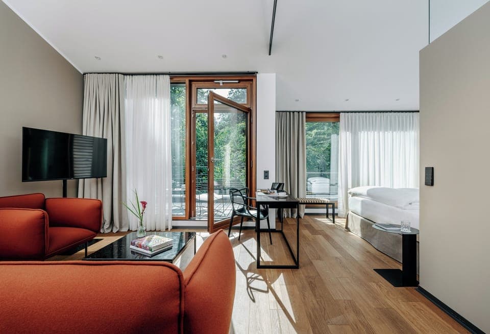 Deluxe Suite, 1 Bedroom | Premium bedding, minibar, in-room safe, desk