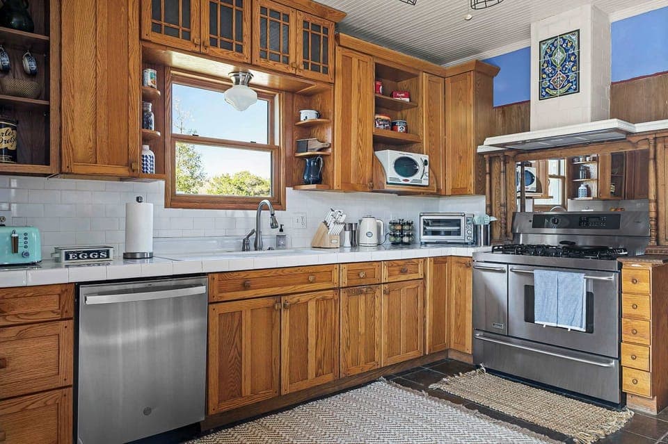 This home boasts a fully equipped kitchen, complete with everything you need to prepare and enjoy delicious meals.