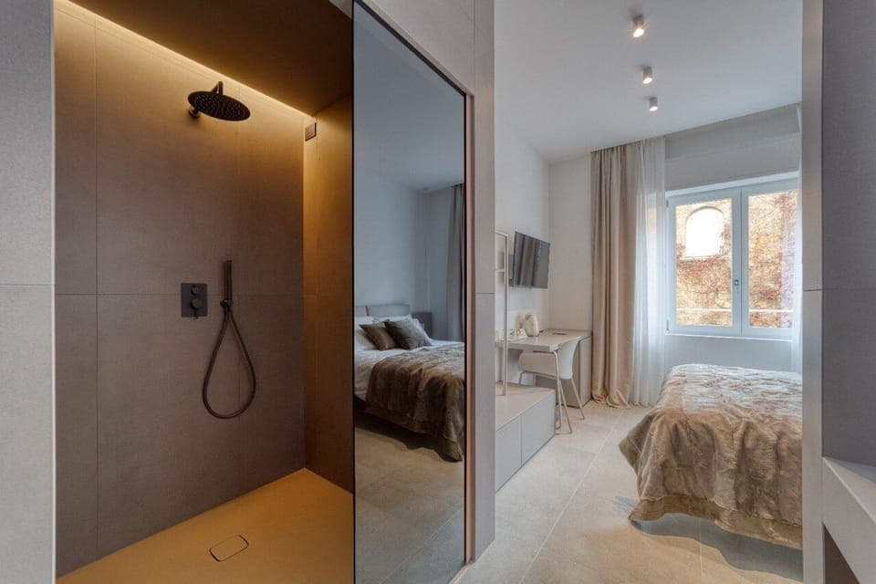 Superior Room, City View | Bathroom | Hair dryer, towels, soap, shampoo