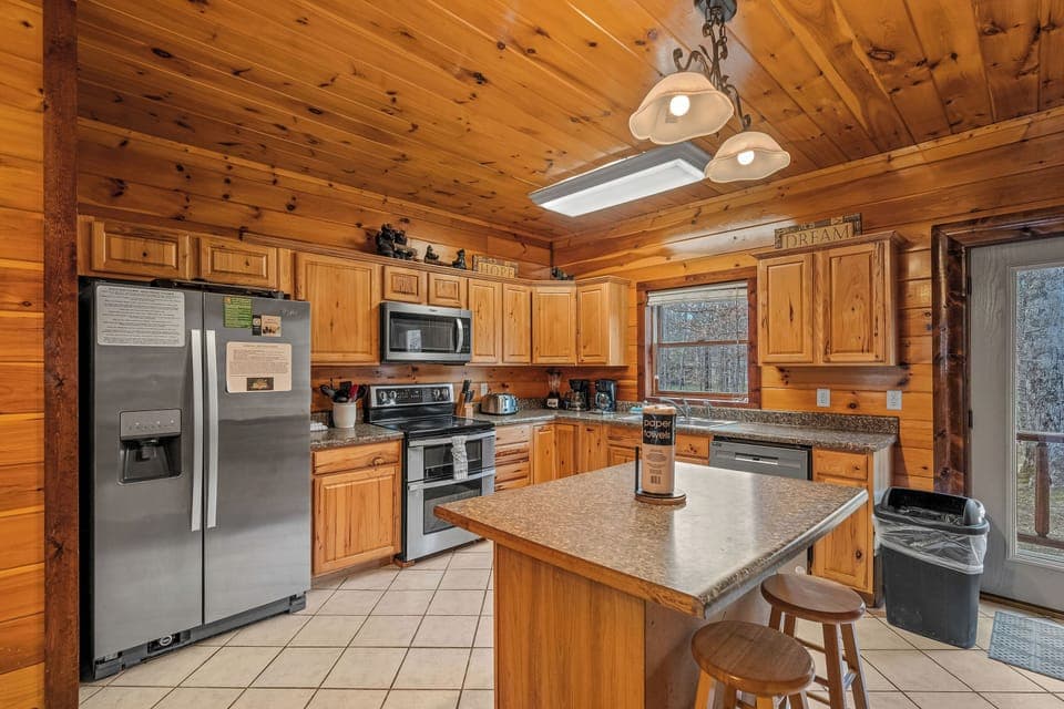 Fully equipped kitchen: dinner/silver/bake/dinner-ware provided