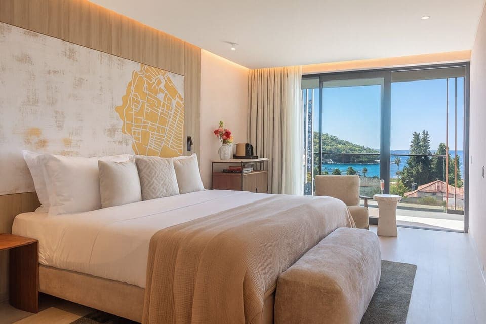 Deluxe Double or Twin Room | Minibar, in-room safe, desk, blackout drapes