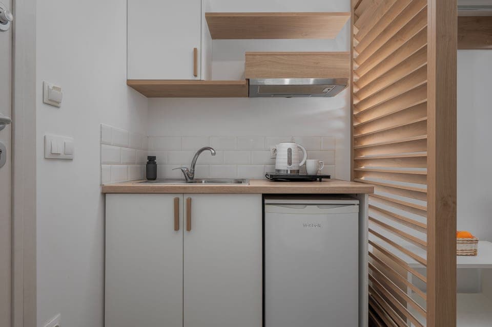 Family Room Ground Floor | Private kitchen | Mini-fridge, stovetop, cookware/dishes/utensils