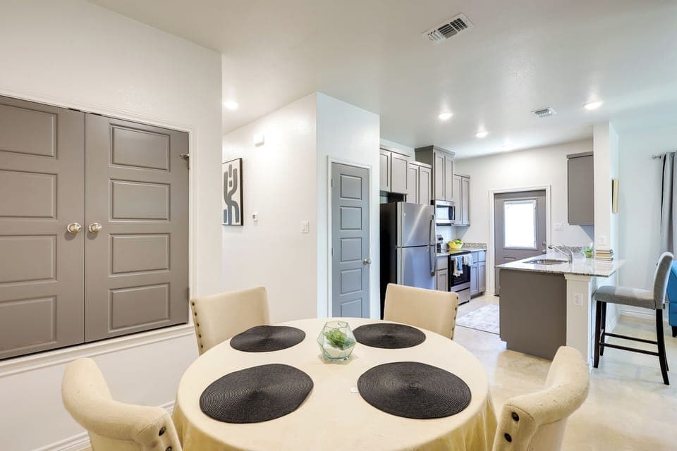 Dining Area | Kitchen