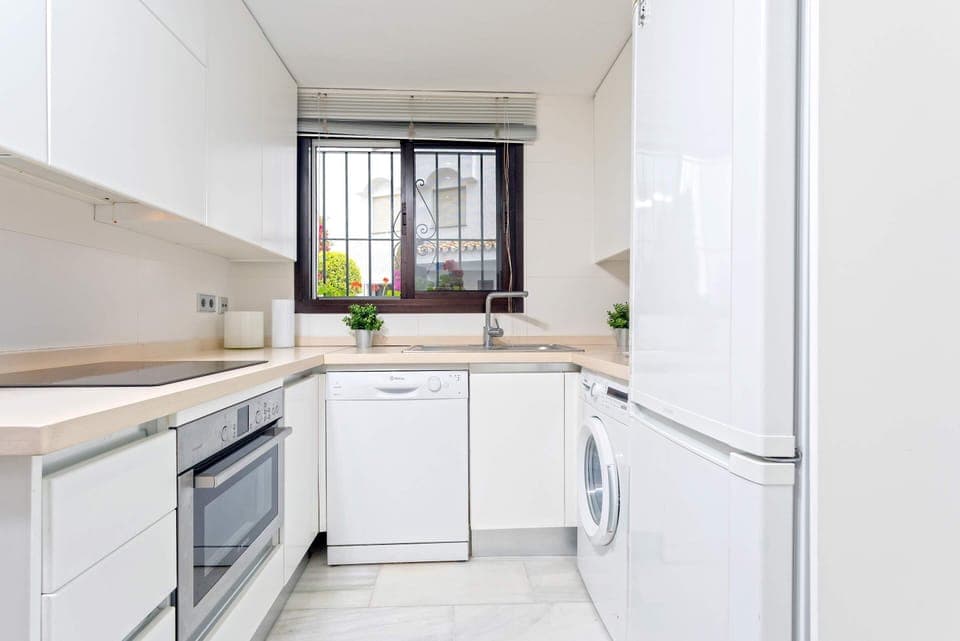 Apartment (4 Bedrooms) | Private kitchen | Fridge, microwave, oven, stovetop