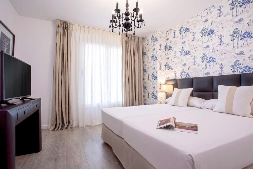 Apartment (2 Bedrooms) | 2 bedrooms, iron/ironing board, free cribs/infant beds, free WiFi