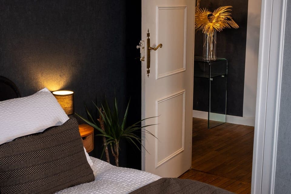 Deluxe Double Room, Ensuite, City View (Deluxe Cabine du Timonier) | Soundproofing, free WiFi