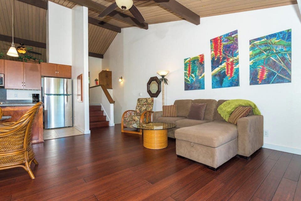 Living room w/ sofa, flat screen TV