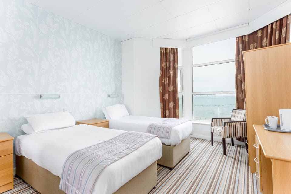 Twin Room, Sea View | Desk, bed sheets