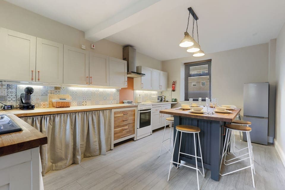 Cottage | Private kitchen | Coffee/tea maker, electric kettle, toaster, dining tables